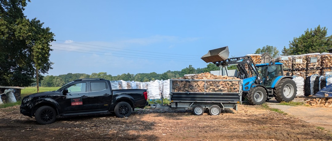 Brennholz-Lagerplatz von Kaminholz Martin in Wesel — gestapeltes, natürlich getrocknetes Holz